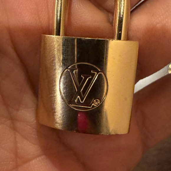LV Edge lock and key necklace - Picture 6 of 11